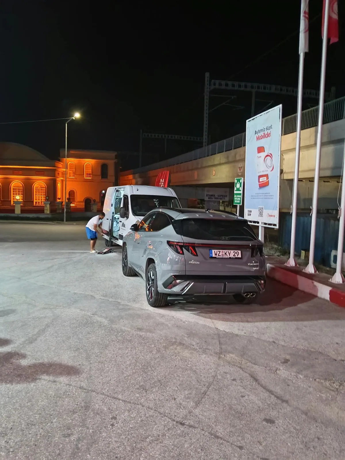 Gece istasyon alanında SUV'un lastiğine müdahale