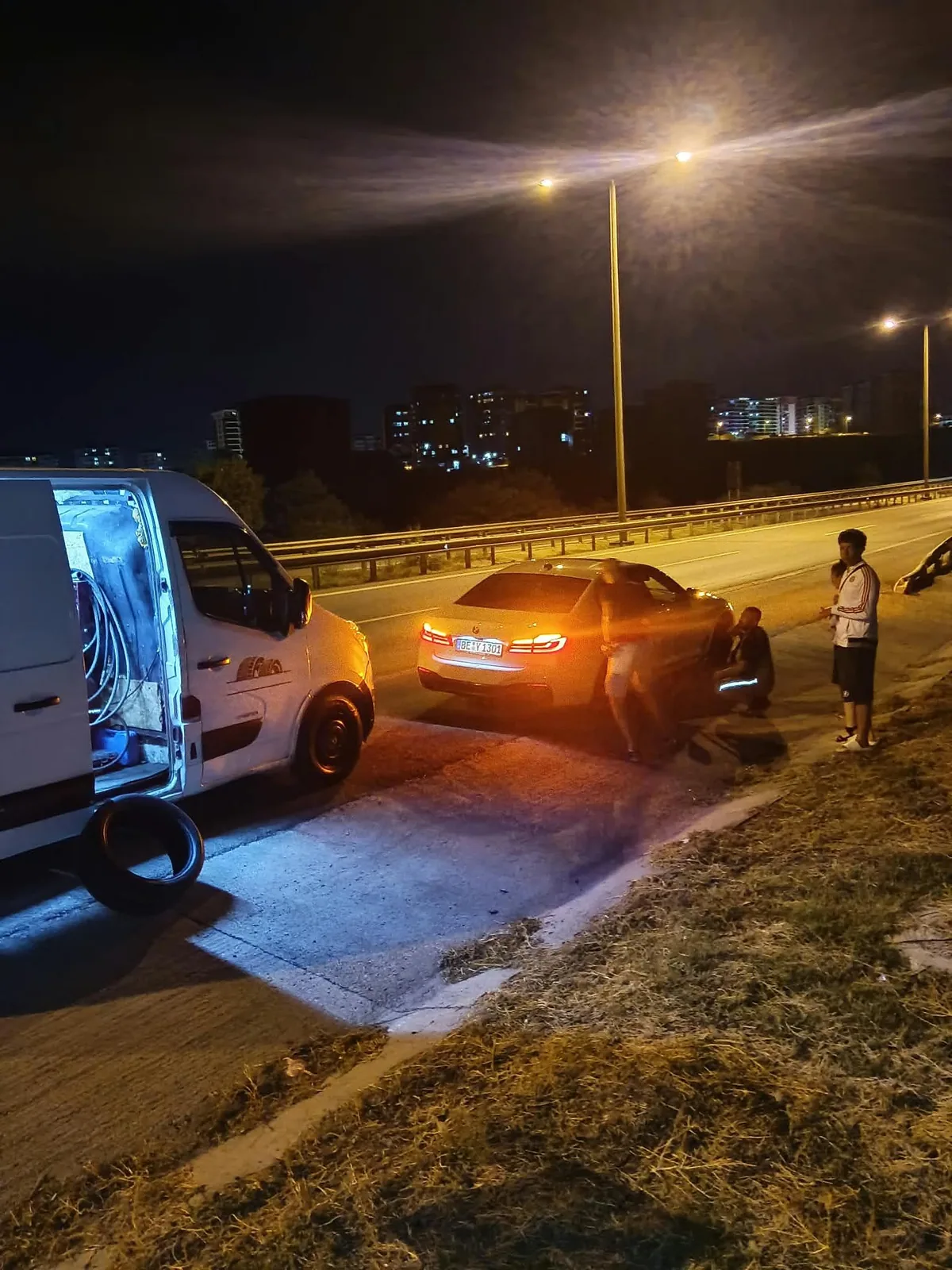 Gece otoyol kenarında lastik değişimi