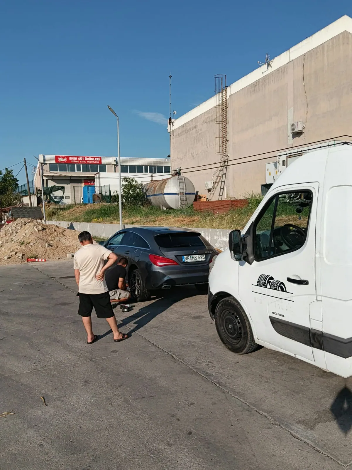 Gündüz açık alanda binek aracın tekerleğinde çalışma
