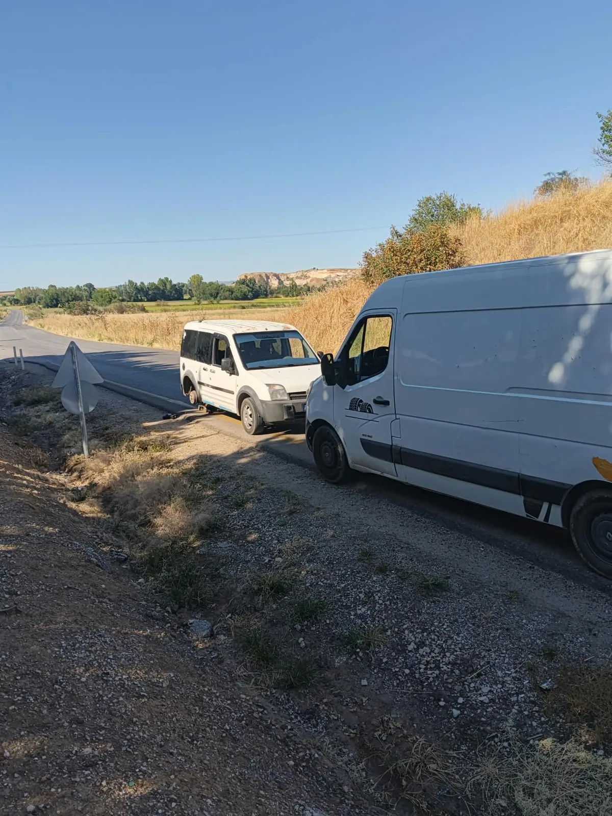 Kırsal yolda krikoya alınmış hafif ticari aracın lastiği sökülmüş