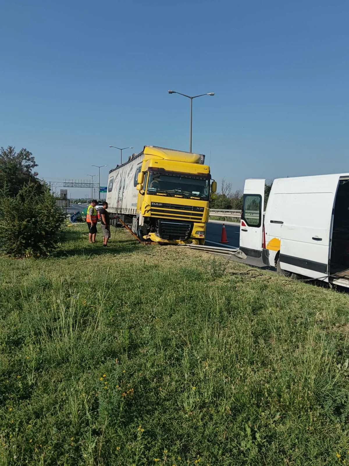 Otoyol kenarında çekiciye müdahale, reflektif yelek ve trafik konisiyle