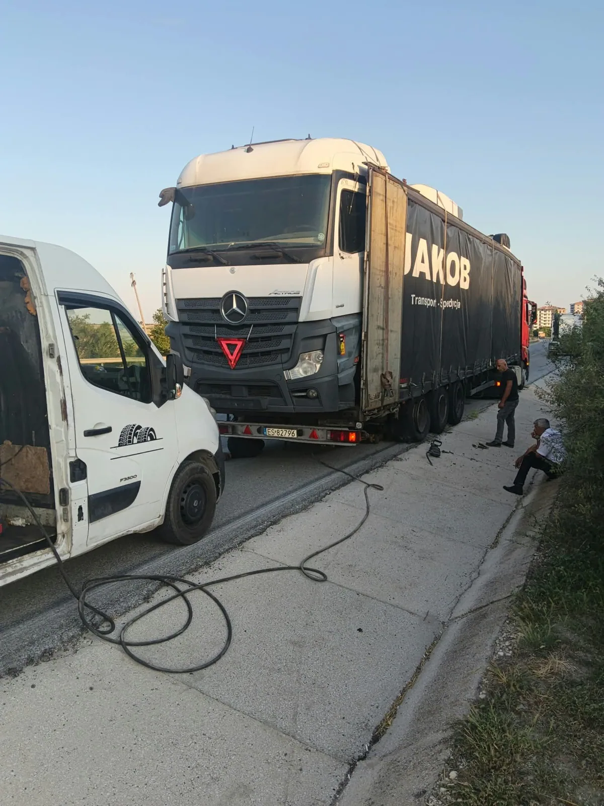 Yol kenarında TIR lastiğine hava hortumuyla müdahale