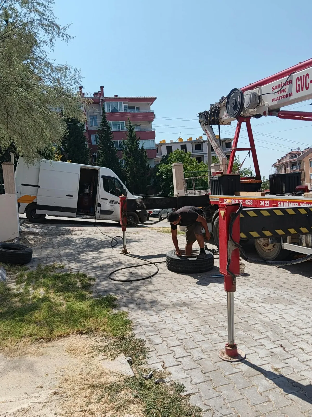 Vinçli aracın lastiği yerde sökülüp hazırlanıyor